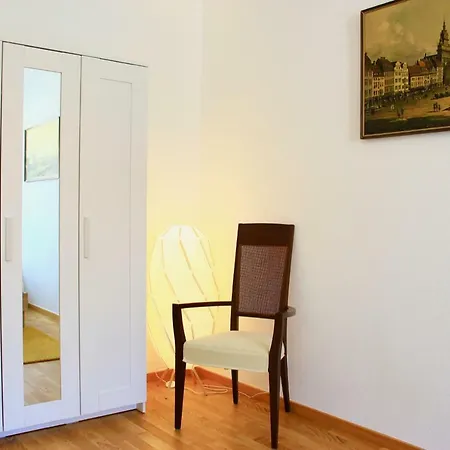 アパート Stilvolles An Der Frauenkirche Mit Balkon ドレスデン